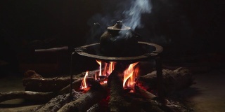 中国云南家庭厨房里的传统茶壶