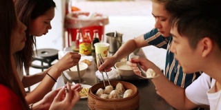 千禧一代的亚洲年轻人喜欢吃台湾早餐