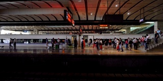中国高铁站台上乘客的广角镜头。