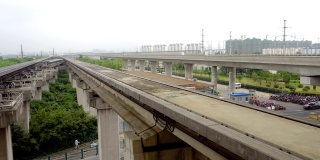 上海的磁悬浮轨道与到达列车送人们到浦东机场。