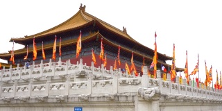 北京紫禁城的大寺庙里飘扬着许多旗子。