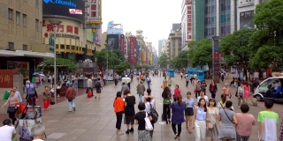 上海市区南京路步行街白天。