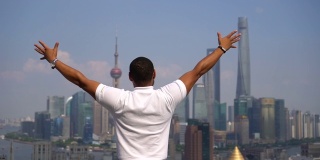 一名黑人在上海天际线上成功摆好姿势。