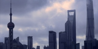 上海浦东阴暗的天际线。
