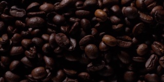 黑色背景上满是咖啡豆