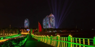 夜间照明显示三亚著名酒店大桥湾全景4k时间间隔海南岛中国