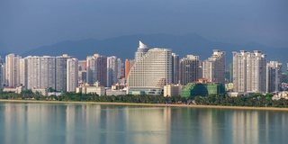 阳光风暴天空三亚市海滩湾酒店屋顶全景4k时间推移海南岛中国