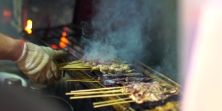 慢镜头烹饪烤肉串在中国餐馆。
