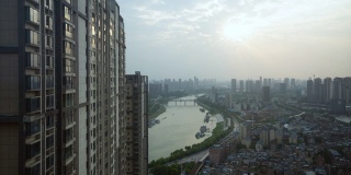 日落在中国湖北武汉汉江上的时间流逝与建筑窗户上的太阳反射