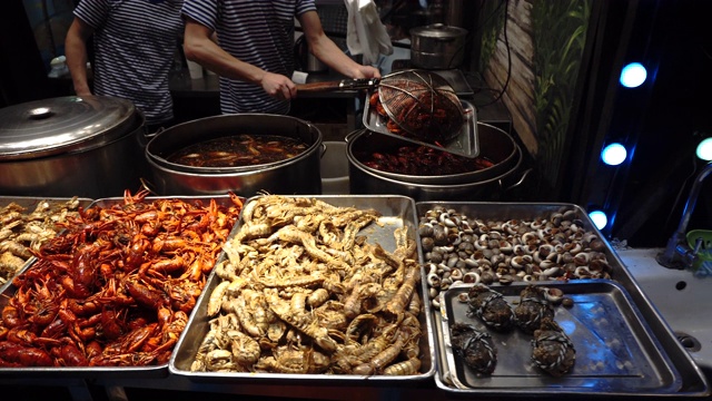 上海寿宁路小吃街上各式各样的小龙虾托盘。