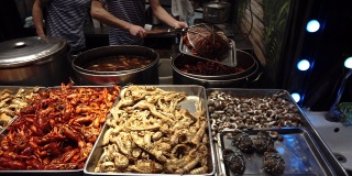 上海寿宁路小吃街上各式各样的小龙虾托盘。