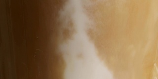 浓缩咖啡机准备拿铁杯泡沫牛奶的微距镜头