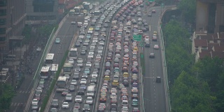 繁忙的亚洲城市中宽阔的高架高速公路。