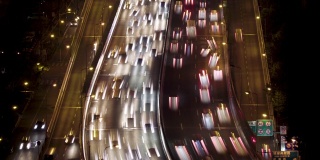 上海高速公路上的车流被模糊的光线所遮蔽。