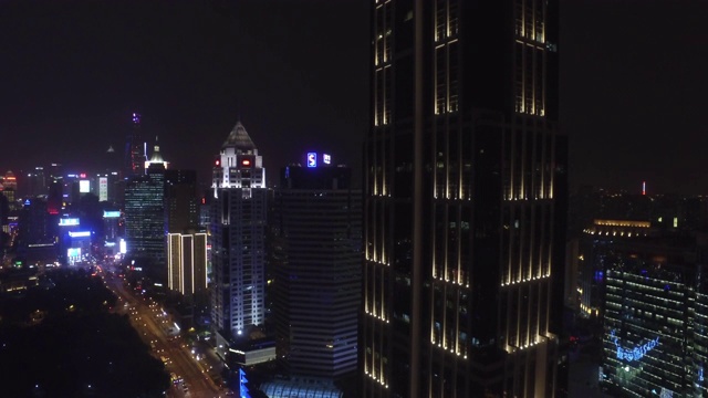 沿着K11大楼，上海的天际线和街道都被点亮了。