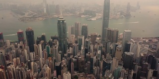 香港现代摩天大楼。香港的建筑物在日出。