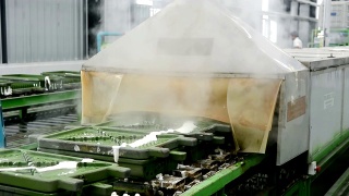 金属乳胶枕模具在输送带上加热蒸汽移出机器视频素材模板下载