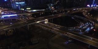 夜间在上海高架公路上飞驰而下。