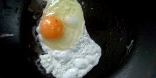 鸡蛋是在平底锅里煎的