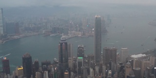 航拍维多利亚港在香港市中心的日落与交通，4k视频