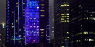 闪亮的反光科幻摩天大楼在亚洲大都市的市中心淘金。