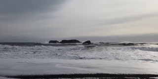 迪罗雷湾的海浪和岩石