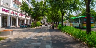阳光明媚的一天三亚市中心街道步行全景4k时间推移海南岛中国