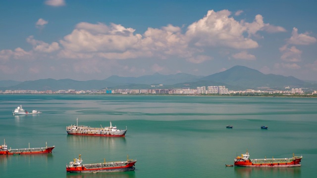 阳光明媚的三亚市海滩湾酒店屋顶船舶停车全景4k时间推移海南岛中国