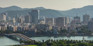 日落三亚市湾著名的酒店度假岛桥屋顶全景4k时间推移海南中国