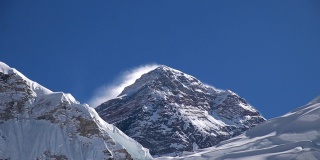 埃佛勒斯峰是喜马拉雅山马哈兰格尔喜马拉雅亚山脉海拔最高的山峰。珠峰大本营是指尼泊尔的南大本营和西藏的北大本营