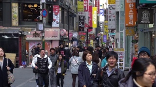 韩国首尔街头拥挤的人群视频素材模板下载