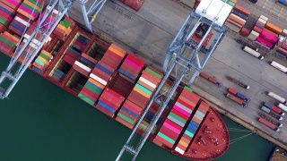 集装箱船，国际物流业务货运海运由集装箱船在公海，空中俯瞰。视频素材模板下载