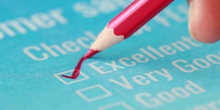 客户检查表调查优秀的反馈满意的表格标记在应用蓝色表格文件与黑色铅笔。意见问题圈按钮，用于填写业务复选标记