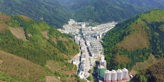 无人机航拍安徽屯溪山谷城市黄山。