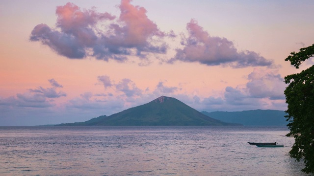 时光流逝，夕阳西下，五彩缤纷的天空笼罩着活火山古农阿比