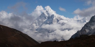 阿玛达布拉姆是世界上最美丽的山之一，俗称“喜马拉雅山脉的马特洪峰”。