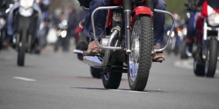 HD -经典摩托车。一个骑自行车的人的底部视图