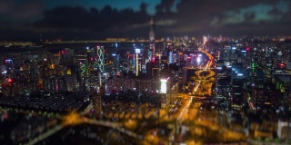 日落之夜照亮了著名的深圳城市交通市中心航拍全景4k倾斜shift时间流逝中国