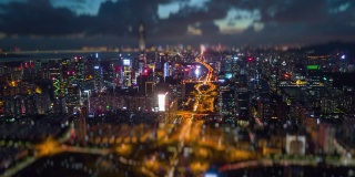 日落之夜，照亮著名的深圳市交通路口航拍全景4k倾斜shift时间推移中国