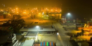 夜景时间照亮了深圳著名的工作港口航拍全景，4k倾斜平移时间推移中国