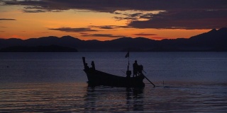 日出时海面上的渔船