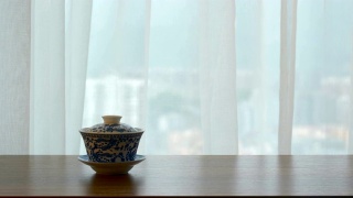 中国茶杯放在窗户旁边的桌子上视频素材模板下载