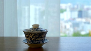 中国茶杯放在窗户旁边的桌子上视频素材模板下载