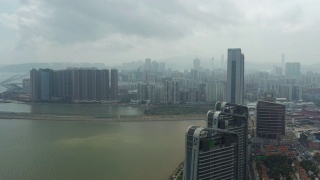 阳光明媚的日子，珠海城著名的澳门湾全景鸟瞰图4k中国视频素材模板下载