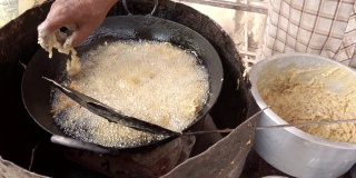 制作传统和真正的印度街头小吃