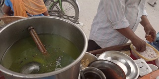 传统的北印度街头小吃正在准备