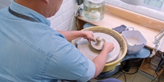 工匠在车间制作陶罐