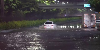 汽车被暴雨淹没了公路。