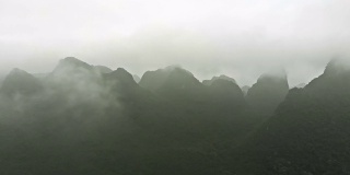 在桂林穿越低空云层。