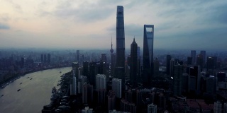 中国上海市区摩天大楼和高层办公楼鸟瞰图。日落时分，亚洲智慧城市的金融区和商业中心。